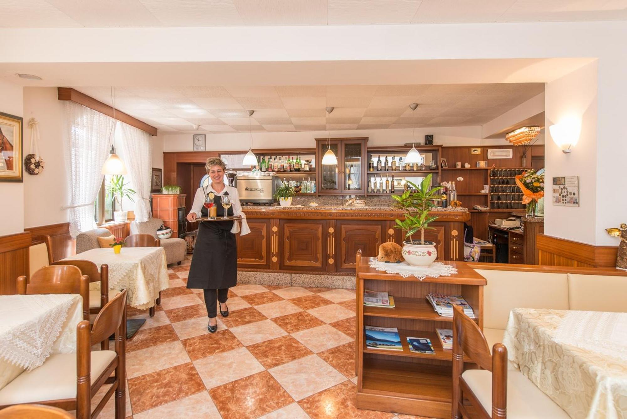 Albergo Antica Rosa Levico Terme Bagian luar foto